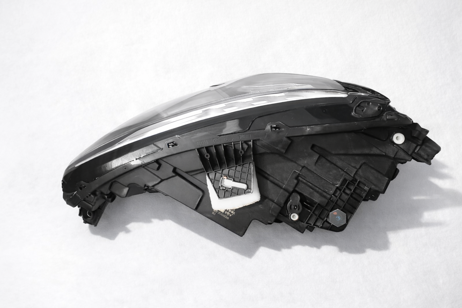 Phare Audi A3 S3 RS3 8Y — vue de profil et fixations